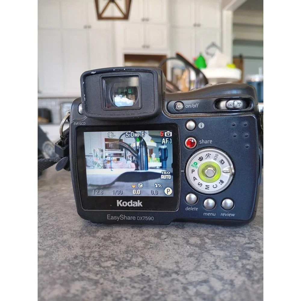 Kodak EasyShare DX7590 5.0MP 10x Zoom Digital Camera + Dock And Manuals